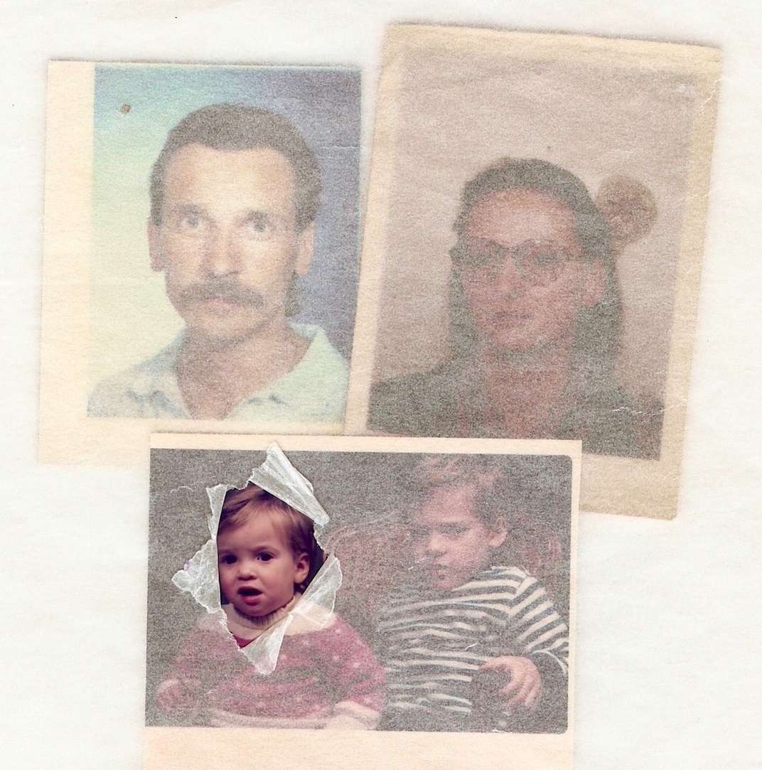 Photo d'identité, père, mère, petit garçon et fille. Un papier sur le dessus des photos est déchiré au niveau de la tête de la petite fille.