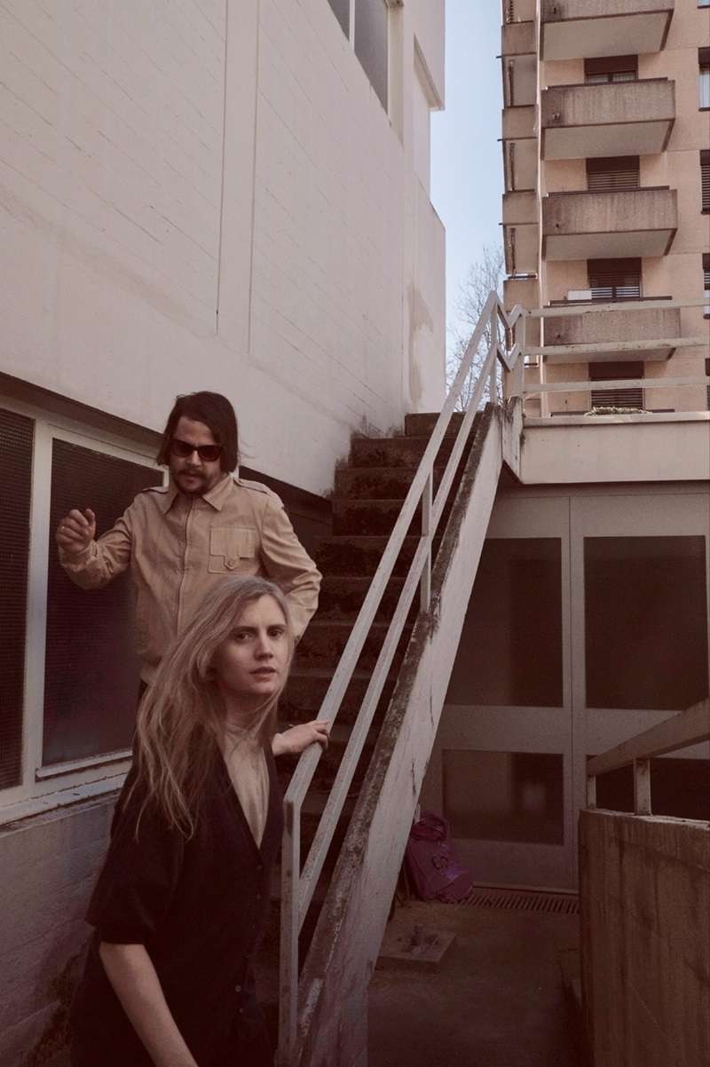 Photo ton vintage, une homme et une femme descende les escaliers extérieur d'un immeuble.