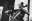 Photo en noir et blanc de Lana Kostic qui joue du violoncelle sur scène.